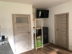 TV a/nebo společenská místnost v ubytování Apartmán DUO Plešivec