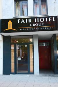 un edificio con una señal para un grupo hotelero justo en Fair Hotel Mönchengladbach City en Mönchengladbach