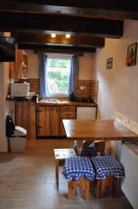 A kitchen or kitchenette at András penzión