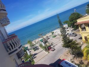 uma vista para a praia e para o oceano a partir de um edifício em Hotel Art Deco Beach em La Ceiba