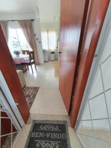 un pasillo con puerta a una habitación en Apto Solar da Praia, en Piçarras