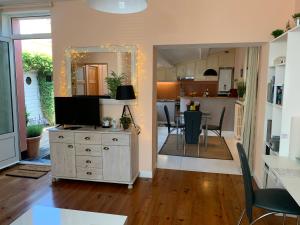 un salon avec une cuisine et une salle à manger dans l'établissement Le Patio maison de charme 150m plage et hyper centre, à La Rochelle