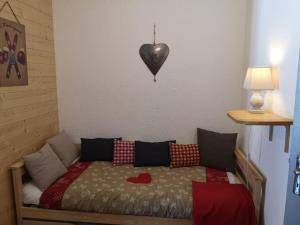 Appartement Cosy 4 à 6 places - cœur de station - vue Montagneにあるベッド