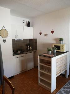 Appartement Cosy 4 à 6 places - cœur de station - vue Montagneにあるキッチンまたは簡易キッチン
