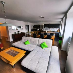 un soggiorno con divano e tavolo di FULL FLAT 3 BEDROOMS SAARBRUCKEN CENTER -11 PEOPLE a Saarbrücken