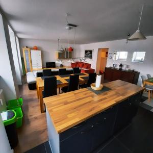 薩爾布呂肯的住宿－FULL FLAT 3 BEDROOMS SAARBRUCKEN CENTER -11 PEOPLE，厨房以及带桌椅的用餐室。