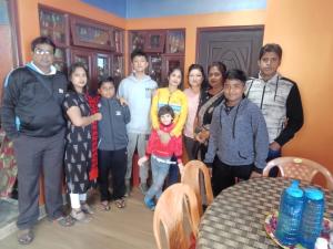 een groep mensen die poseren voor een foto in een kamer bij Swarna Kamal Homestay in Darjeeling