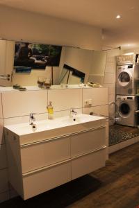 ein Badezimmer mit 2 Waschbecken und einer Waschmaschine in der Unterkunft ROOMS in SHARED HOUSE SAARBRUCKEN Center in Saarbrücken