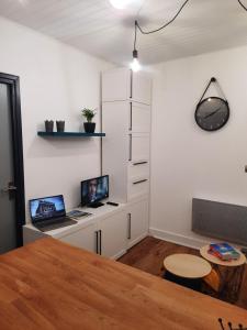 een kamer met een bureau, een laptop en een tafel bij Ax, Superbe appartement 2 ch jusqu'à 5 pers in Ax-les-Thermes