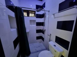 Ett badrum på CG Apartments Metro