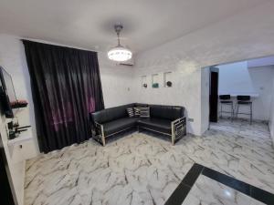 Ruang duduk di CG Apartments Metro