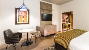 TV a/nebo společenská místnost v ubytování Hotel Indigo Hattiesburg by IHG
