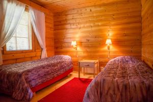 Un pat sau paturi într-o cameră la Lentiira Holiday Village