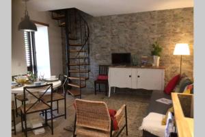 una sala de estar con una escalera de caracol en una habitación en Casa da Travessa do Casal, en Alqueve
