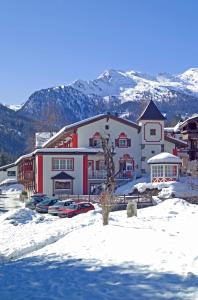 un grande edificio con auto parcheggiate nella neve di Hotel Wetzlgut a Bad Gastein