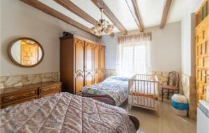 Säng eller sängar i ett rum på 5 Bedroom Stunning Home In Villarrn De Campos