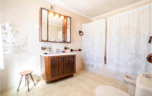 Bilik mandi di 5 Bedroom Stunning Home In Villarrn De Campos