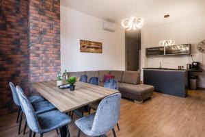 Cuina o zona de cuina de Jacuzzi and privacy with 2 balconies and FREE garage