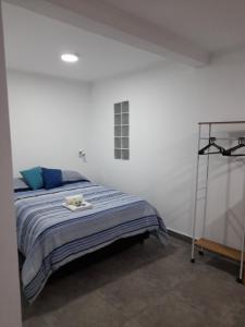 Voodi või voodid majutusasutuse Monoambiente Claro de Luz toas
