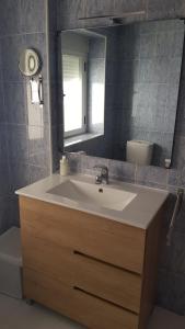 un baño con lavabo y espejo en Casa Santa Maria I con barbacoa, en Arévalo 37 fotos más