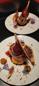 dois pratos de comida sentados numa mesa em Hôtel-Restaurant Le Lion d'Or em Porrentruy