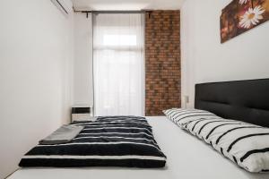 Llit o llits en una habitació de Jacuzzi and privacy with 2 balconies and FREE garage