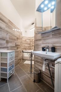 A bathroom at Jacuzzi and privacy in English style in the heart of the city