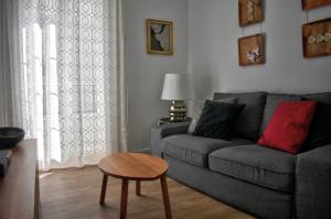 a living room with a couch and a table at Apartamentos Las Naranjas in Jerez de la Frontera