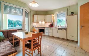 eine Küche und ein Wohnzimmer mit einem Tisch und einem Sofa in der Unterkunft 2 Bedroom Awesome Apartment In Winseler in Winseler