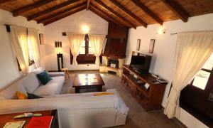 un salon avec un canapé et une télévision dans l'établissement Villa Flora, à Lajares