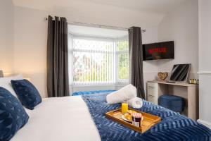 Letto o letti in una camera di Mulberry House - Luxurious and Modern 4-Bed in Solihull near NEC,JLR, Airport, Resorts World, HS2