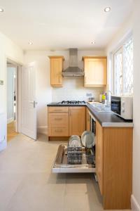 Cuina o zona de cuina de Mulberry House - Luxurious and Modern 4-Bed in Solihull near NEC,JLR, Airport, Resorts World, HS2