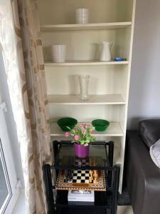 Nice entire 2 Bedroom Apt in City Centre, free parking, Wifi, Netflix