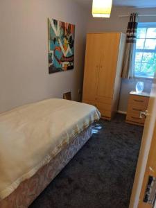 Nice entire 2 Bedroom Apt in City Centre, free parking, Wifi, Netflix