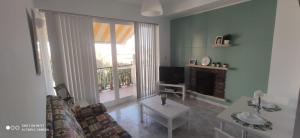 - un salon avec un canapé et une télévision dans l'établissement Apartamento Blancomar, à Torremolinos