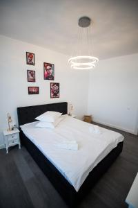1 dormitorio con 1 cama blanca grande en una habitación en Central Nest, en Turda
