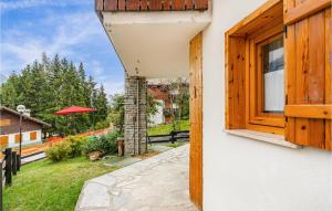 dom z oknem na boku w obiekcie Cozy Apartment In Ayas With Kitchenette w mieście Champoluc