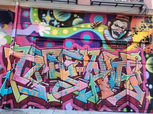 Ściana pokryta graffiti z klaunem w obiekcie Hostal Romero w Madrycie