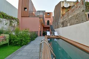 una casa con piscina accanto a un edificio di Creuza De Ma a Riposto