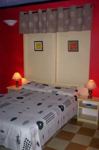 Een bed of bedden in een kamer bij Villa Acajou sur Mer