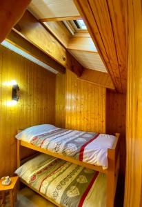a small room with a bed in a cabin at Charmant T3 "les Cerdans" in Porté-Puymorens