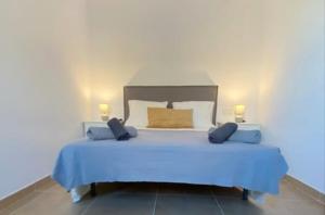 Cama o camas de una habitación en Pomelo Blue by Lovely Property