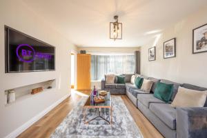 Posezení v ubytování The Oaklands - Luxury spacious 6-bed, near Solihull, Birmingham City, JLR, NEC, Airport, Resorts World, HS2