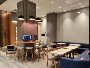 TV a/nebo společenská místnost v ubytování Holiday Inn Express Ahmedabad Prahlad Nagar by IHG
