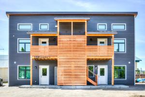 una casa con facciata in legno di Castle in the Sky Unit Z a West Yellowstone