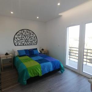 - une chambre avec un lit et une grande fenêtre dans l'établissement RIBEIRA D'ILHAS CENTRAL HOME, à Ericeira