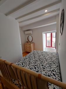 1 dormitorio con 1 cama en una habitación en Cais de Gaia Historic Loft, en Vila Nova de Gaia