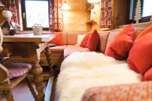 Ένα ή περισσότερα κρεβάτια σε δωμάτιο στο Romantisches Berg-Chalet