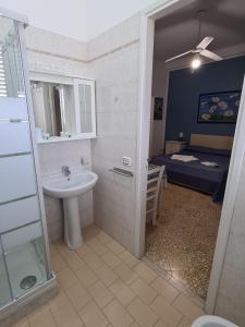 Ein Badezimmer in der Unterkunft Casa Michela, sea-view apartments