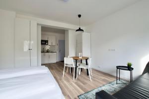 Postel nebo postele na pokoji v ubytování Standard Apartment by Hi5 - Dessewffy 37 suites